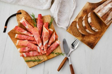 Ahşap kesme tahtasındaki jamon dilimlerinin genel görünümü