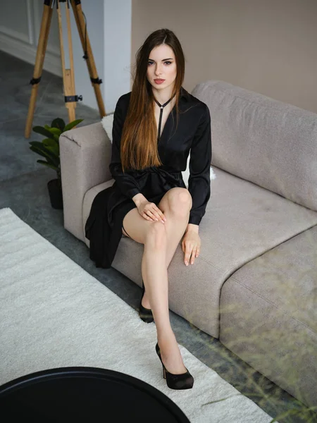 Hermosa Mujer Joven Pequeño Vestido Negro Juego Traje Sofá —  Fotos de Stock