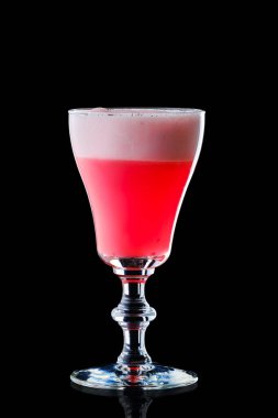 Kokteyl Yonca Kulübü siyah arka planda izole edildi