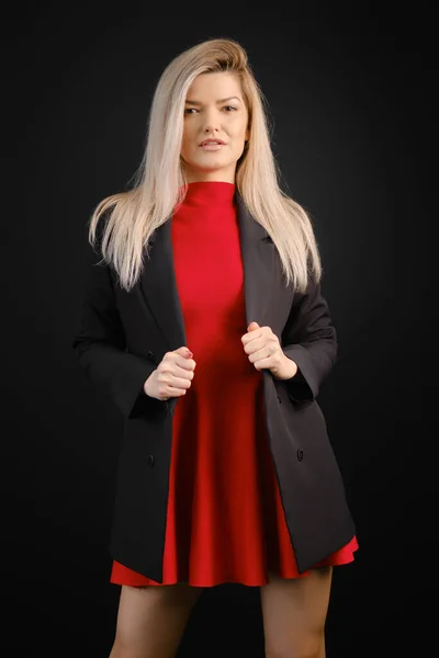 Vacker Kvinna Röd Klänning Och Svart Jacka Poserar Mörk Studio — Stockfoto