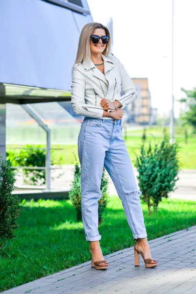 Senhora Bonita Jeans Azul Jaqueta Couro Branco Desfrutando Sol — Fotografia de Stock