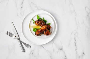 Tabakta baharatlı sosla fırında tavuk bacağı manzarası