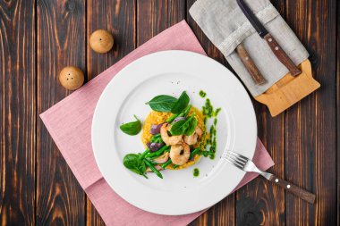 Yeşil fasulyeli srimp ve ahşap masada lapa manzarası