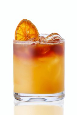 Ahududu ve portakallı soğuk, ferahlatıcı limonata beyaz arka planda izole edilmiş.