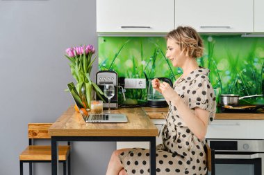 Kadın internet üzerinden kurye kullanarak ya da evdeyken internet araması yaparak iletişim kuruyor