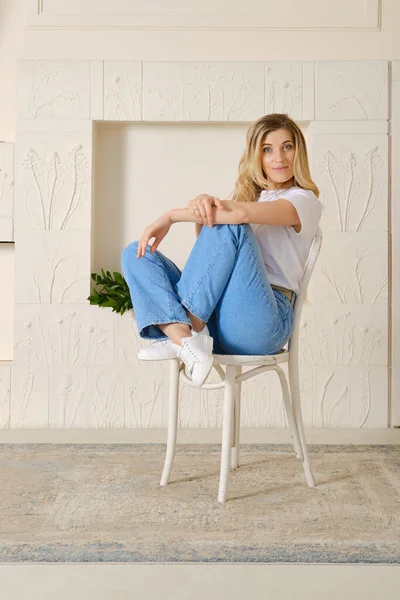 Femme Détendue Jeans Larges Shirt Assis Sur Chaise Boucles Intérieures — Photo