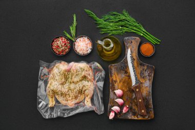 Tütün tavuğu ve baharat, vakum ambalajında pişirmeye hazır.