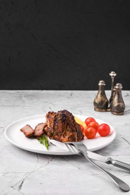 Kuzu eyeri hardalla marine edilmiş, fırında pişirilmiş, nargile masasında.