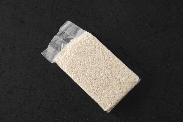 黑底真空包装中的大米 — 图库照片