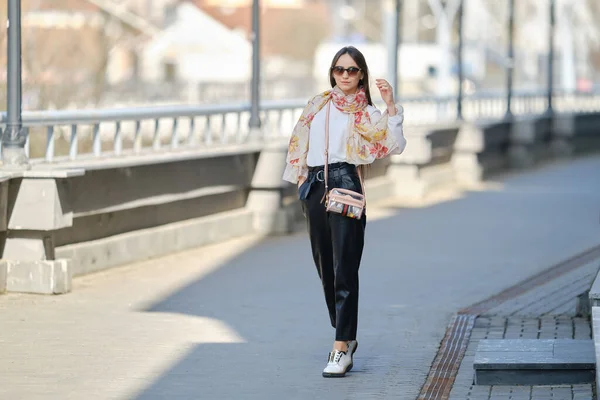 Giovane Donna Allegra Che Cammina Sul Ponte Nella Giornata Sole — Foto Stock