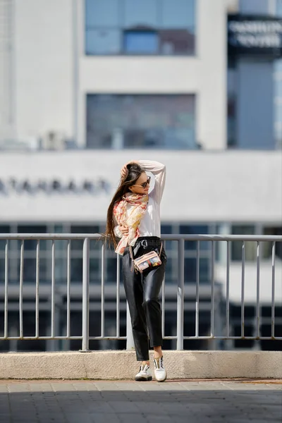 Beautiful Young Woman Stands Bridge Windy Sunny Day — Stock Photo, Image