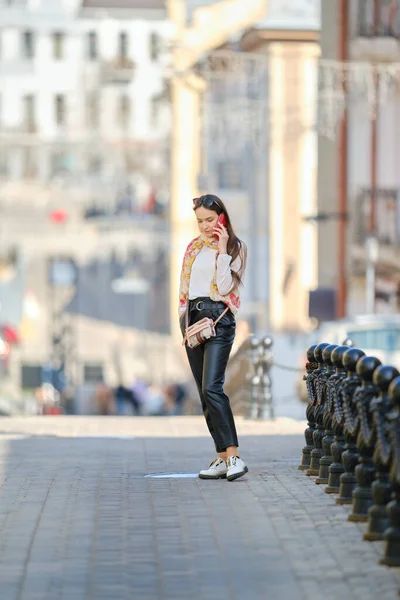 Joyeux Jeune Femme Marchant Sur Trottoir Parlant Téléphone — Photo