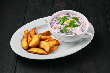 Soğuk pancar çorbası ve patates püresi.