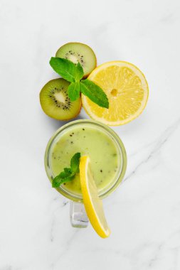 Kivi ve nane arkaplanlı limonata manzarası