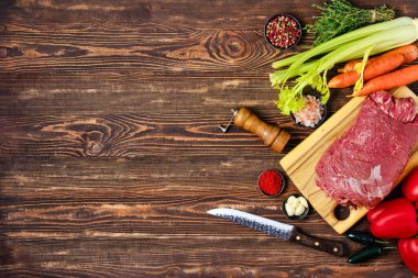 Fırında pişirmek için sebzelerle doldurulmuş sığır eti rulosu hazırlama