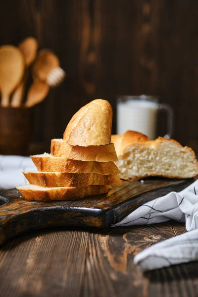 Свежая Буханка Пшеничного Хлеба Деревянной Доске — стоковое фото