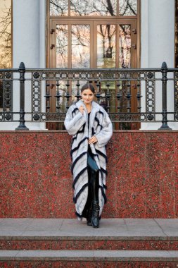 Kürk mantolu tatlı kız.