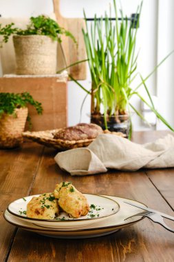 Mutfak masasında fırında tavuk pirzolası.