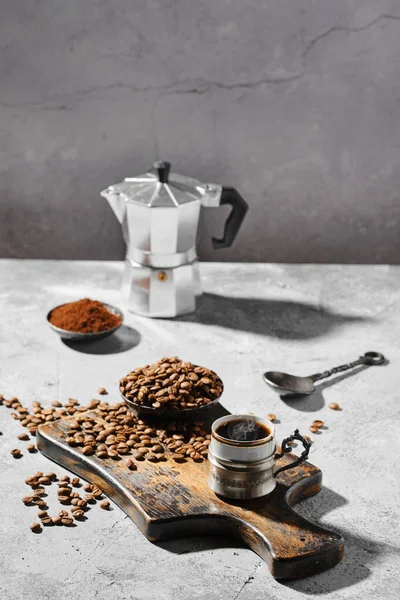 Taza Caliente Café Expreso Con Granos Café Esparcidos Una Tabla —  Fotos de Stock