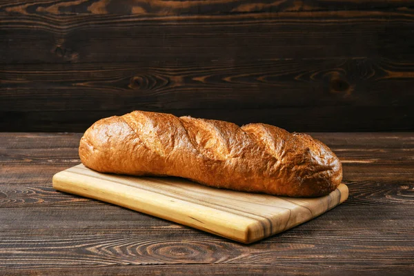 Pão Trigo Fresco Tábua Corte Madeira — Fotografia de Stock