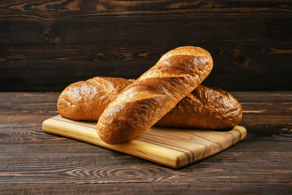 Tahta Üzerinde Taze Buğday Ekmeği — Stok fotoğraf