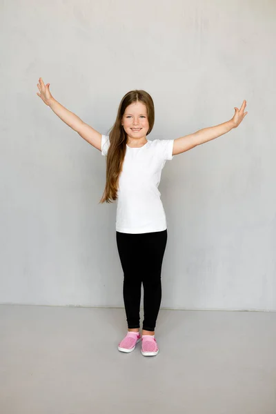 Lindo Niño Pequeño Con Pelo Largo Camiseta Pantalones Chándal Pie — Foto de Stock