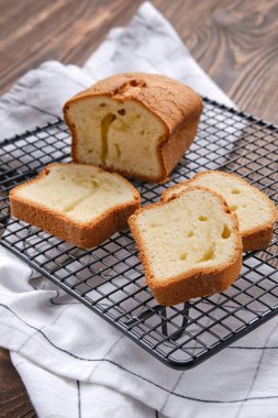 Tahta masada elmalı taze bisküvi kekinin yakın görüntüsü.