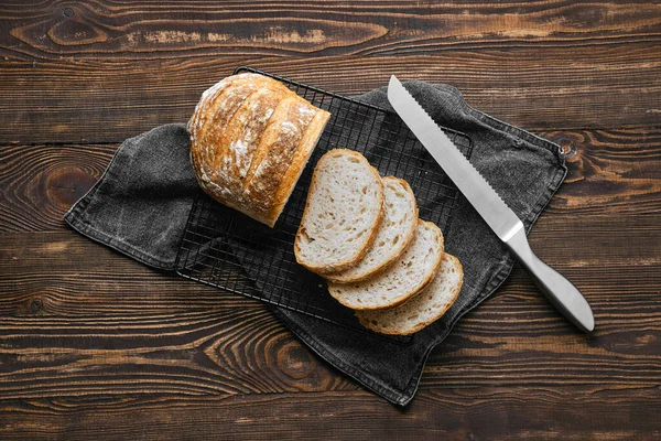 Bovenaanzicht Van Ambachtelijk Volkoren Tarwebrood Gesneden Plakken Houten Tafel — Stockfoto