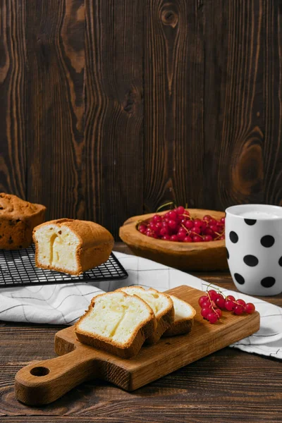 Bolo Biscoito Fresco Com Maçã Mesa Madeira — Fotografia de Stock