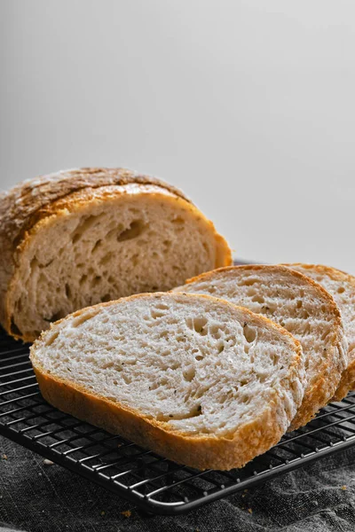 Крупный План Ремесленного Хлеба Цельного Зерна Нарезанного Ломтики Деревянном Столе — стоковое фото