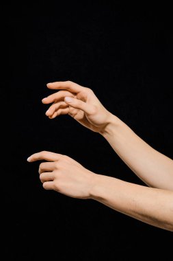 Kadın elleri koyu arkaplan üzerinde farklı jestler gösterir (kırpma yolu ile fotoğraf)