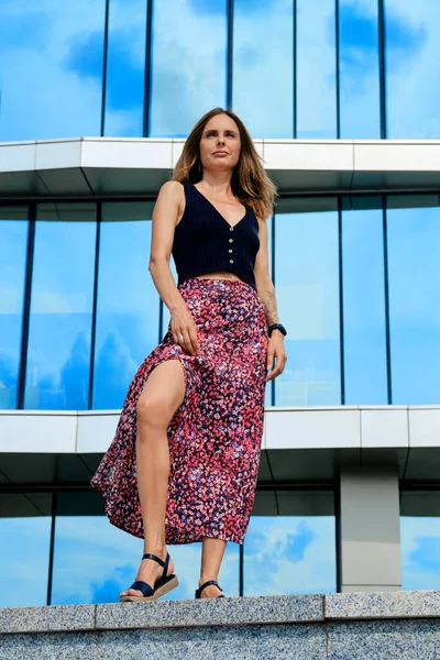 Mujer Joven Pie Frente Edificio Oficinas — Foto de Stock