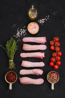 Baharatlı ve otlu taze çiğ kuzu dilli kompozisyon