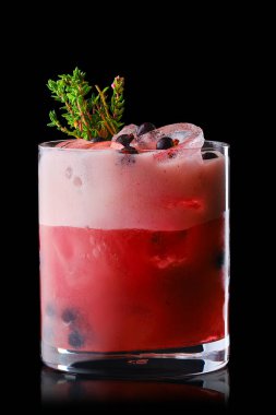 Siyah arka planda siyah frenk üzümlü viski kokteyli çeşitliliği