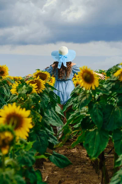 Wanita Tak Dikenal Berlari Melalui Ladang Bunga Matahari Menyebarkan Tangan — Stok Foto