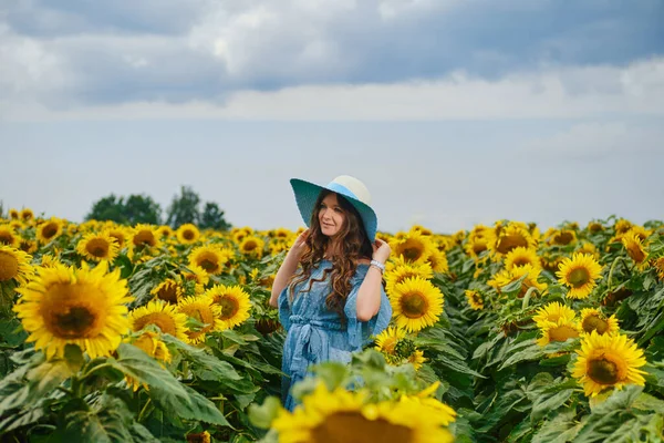 Frau Himmelblauem Kleid Und Breitem Hut Posiert Zwischen Sonnenblumen — Stockfoto