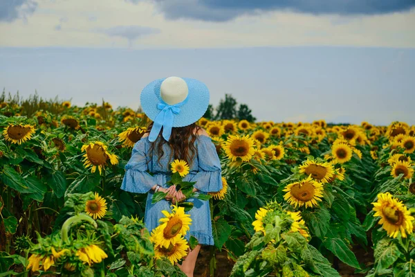 Onherkenbare Vrouw Staat Zonnebloemenveld Met Haar Handen Achter Haar Rug — Stockfoto