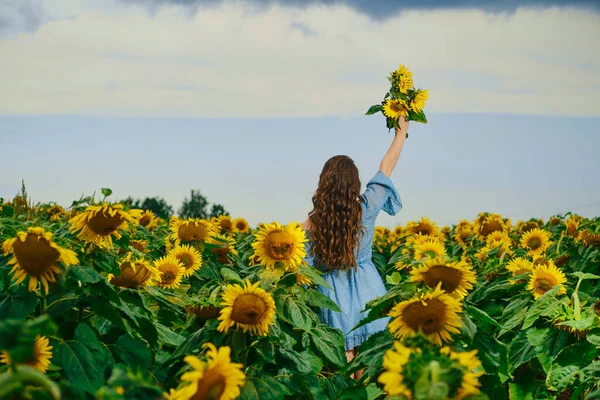 Rückansicht Einer Frau Mit Sonnenblumenstrauß Der Hand — Stockfoto