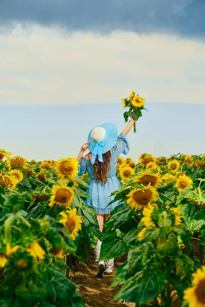 Jonge Vrouw Loopt Langs Het Veld Met Zonnebloemen Hand Reikend — Stockfoto