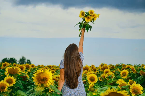 Achteraanzicht Van Een Vrouw Met Zonnebloemen Boeket Jonge Vrouw Met — Stockfoto