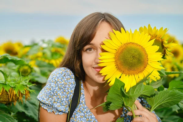 Vreugdevolle Vrouw Verbergt Helft Van Haar Gezicht Met Zonnebloem — Stockfoto