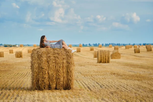 Ruhige Junge Frau Liegt Auf Einem Strohhaufen Auf Dem Feld — Stockfoto