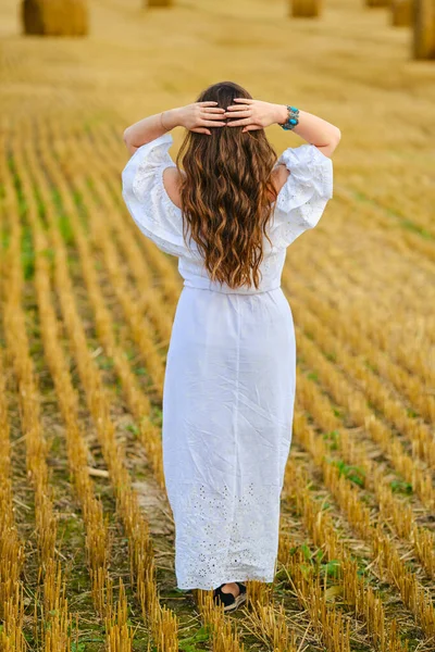 Rückansicht Einer Hübschen Jungen Frau Die Sich Auf Dem Feld — Stockfoto