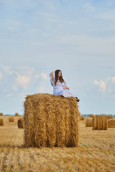 Dromerige Jonge Vrouw Zit Top Van Stapel Stro Het Veld — Stockfoto