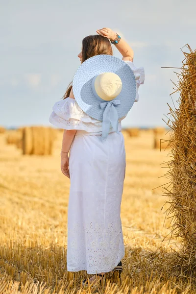 Rückansicht Einer Frau Weißer Dress Und Strohhut Die Bei Sonnigem — Stockfoto