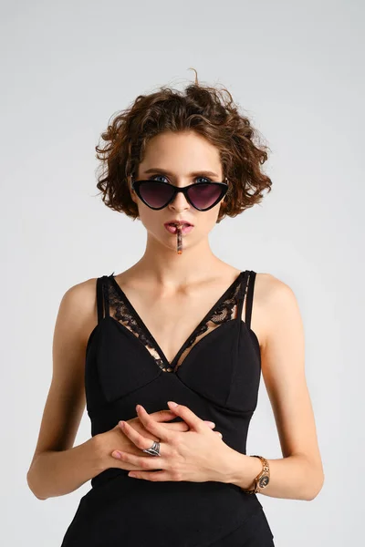 Kobieta Brudnymi Włosami Okularach Przeciwsłonecznych Pali Papierosa Trzyma Ręce Brzuchu — Zdjęcie stockowe