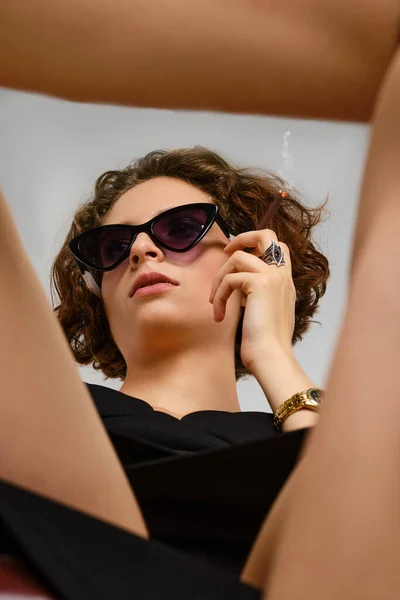 Blick Zwischen Den Beinen Auf Eine Frau Mit Zerzaustem Haar — Stockfoto