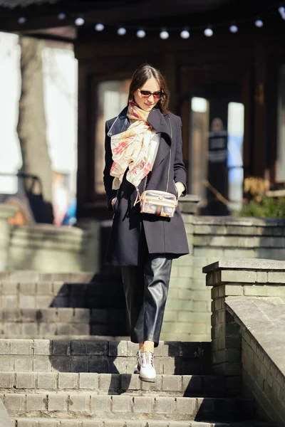 Giovane Donna Felice Cappotto Pantaloni Pelle Scendendo Scale Città — Foto Stock