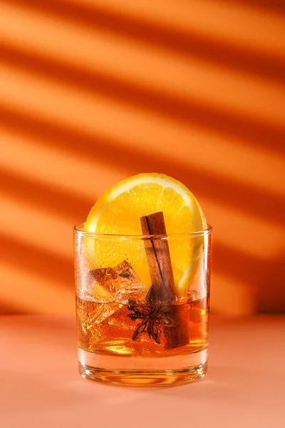 Sonniger Cocktail Mit Brandy Und Orangenlikör Zimt Und Sternanis — Stockfoto