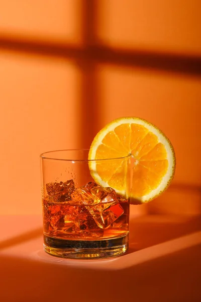 背景に窓枠を反映したブランデーとオレンジの酒と冷たいカクテル — ストック写真